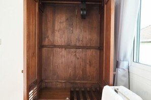 Un intérieur en bois avec une fenêtre et une porte.