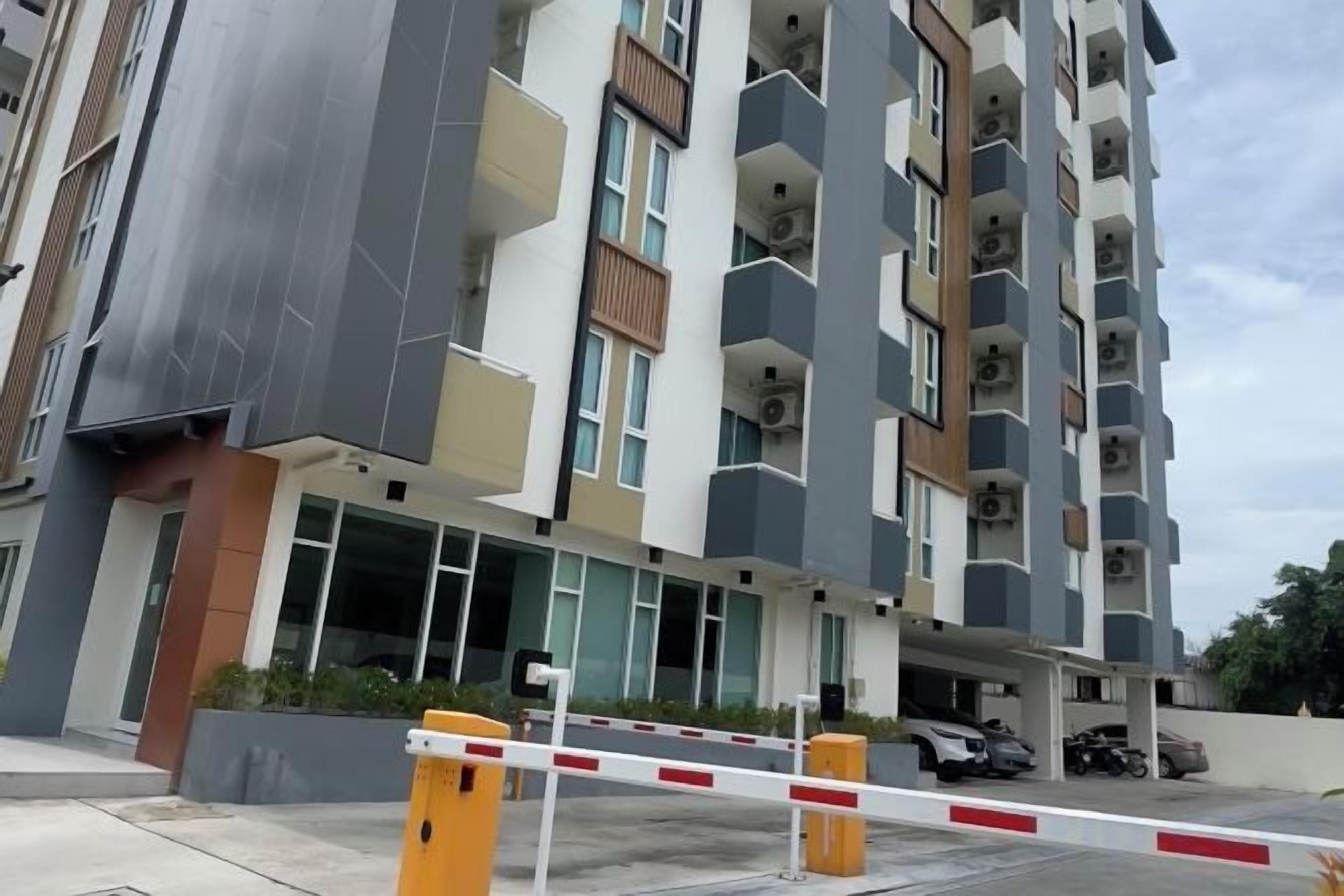 Un immeuble résidentiel à plusieurs étages, doté de balcons et d’une entrée sécurisée.