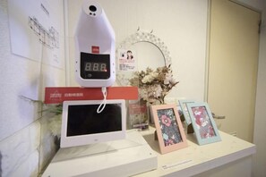 Unclassified image, 5 of 12, button - Mezon Etowaru #706 (Nagoya)