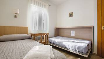 Eenvoudige driepersoonskamer | Een bureau, wifi