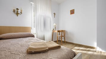 Eenvoudige eenpersoonskamer, 1 eenpersoonsbed, niet-roken, privébadkamer | Een bureau, wifi, beddengoed