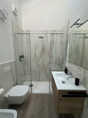 Regadera, secadora de cabello, bidet, toallas 