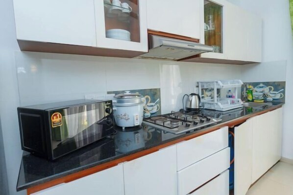 Private kitchen - Green Retreat 2 Bedroom Hideout (Polgasowita)