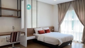 A modern bedroom with a bed, a desk, and a chair. - Zinnia Residence Tanah Rata (Tanah Rata)