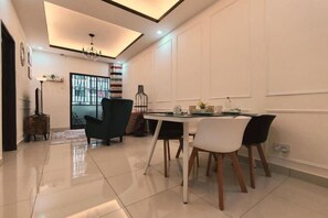 Dining - WHITE ON HOMESTAY CAMERON BY ICOLOR (Tanah Rata)