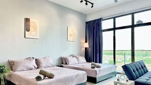 Ein modernes Hotelzimmer mit zwei Betten, Blick ins Freie und einem großen Fenster mit Vorhängen.