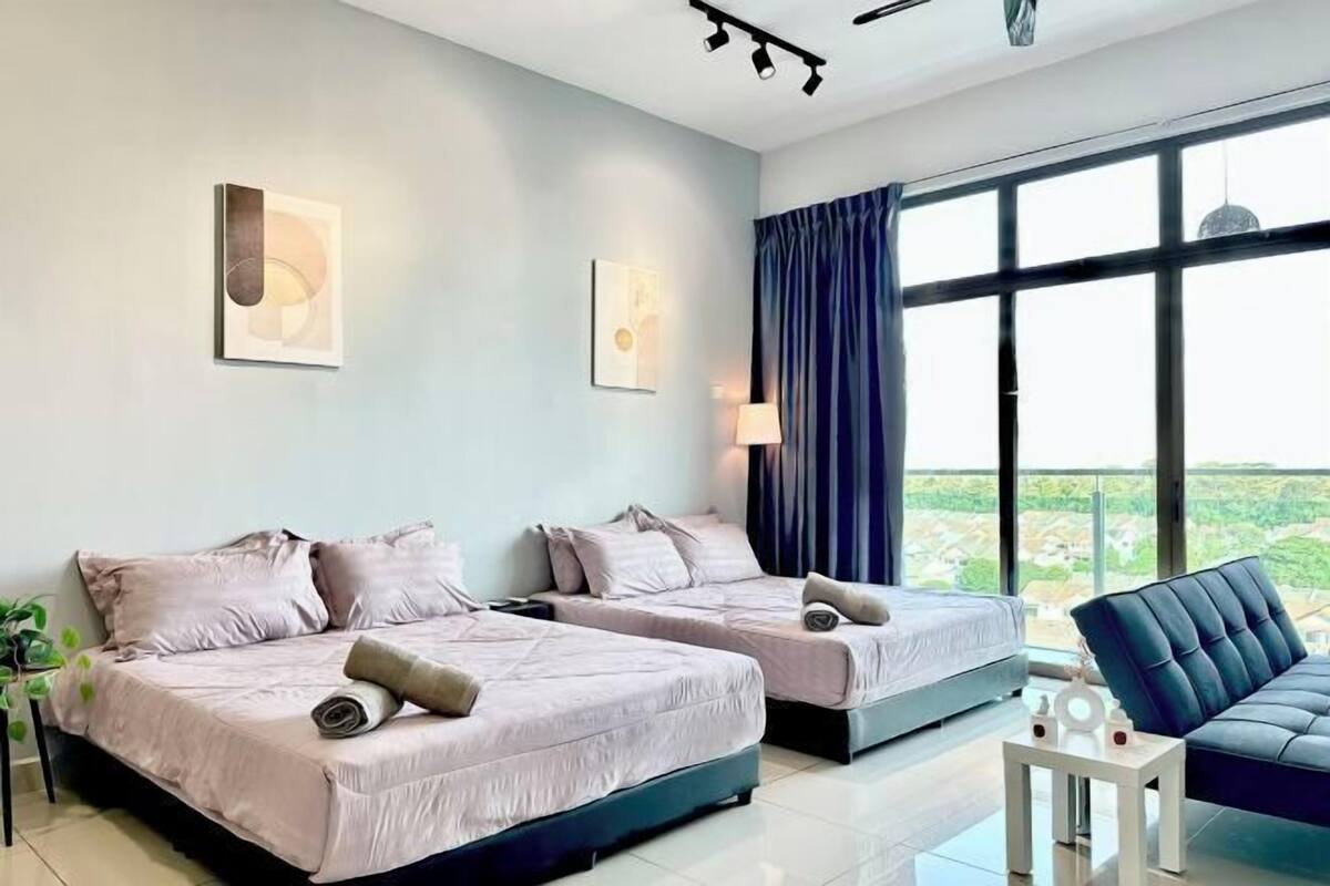 Een moderne hotelkamer met twee bedden, uitzicht op de omgeving en een groot raam met gordijnen.