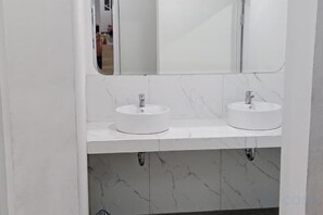 Bathroom - Shakti Sleep Pasar Baru (Central Jakarta)