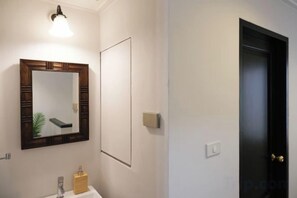 Bathroom - Luxury Thai Design Home – Chinatown Self Check In (Bangkok)