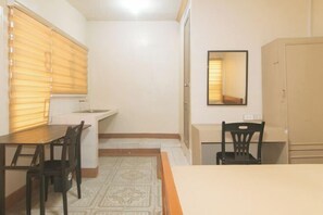 Room - Kababayan Pensione House by RedDoorz (Iloilo City)