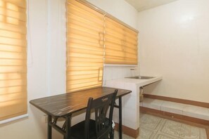 Room - Kababayan Pensione House by RedDoorz (Iloilo City)