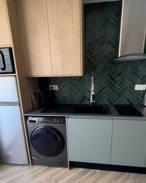 Kühlschrank, Mikrowelle, Ofen, Herdplatte