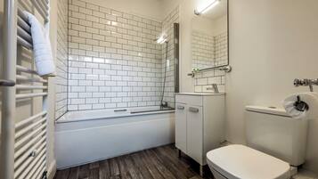 Leilighet – standard | Bad | Dusj, toalettartikler (inkludert), hårføner og håndklær
