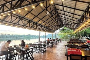 Restaurant - Huather Villa & Cafe (Lang Suan)