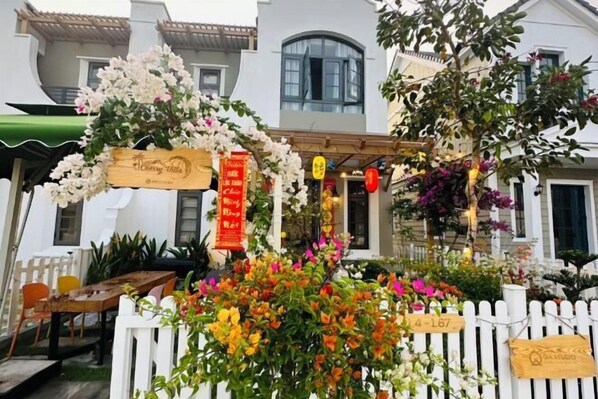 Garden - 3 bedroom seafront Cherry Villa - Novaworld Phan Thiet (Phan Thiet)