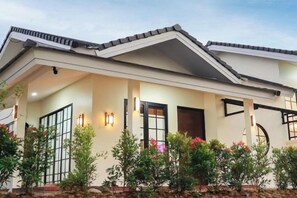 Unclassified image, 3 of 10, button - Suisen by Semusim Villa (Cipanas)