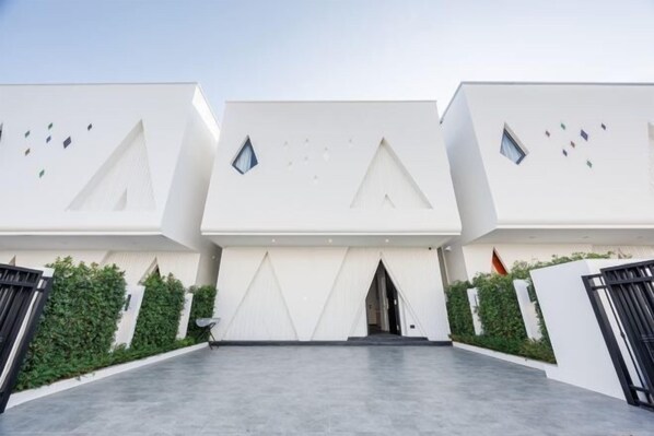 المنشأة من الداخل