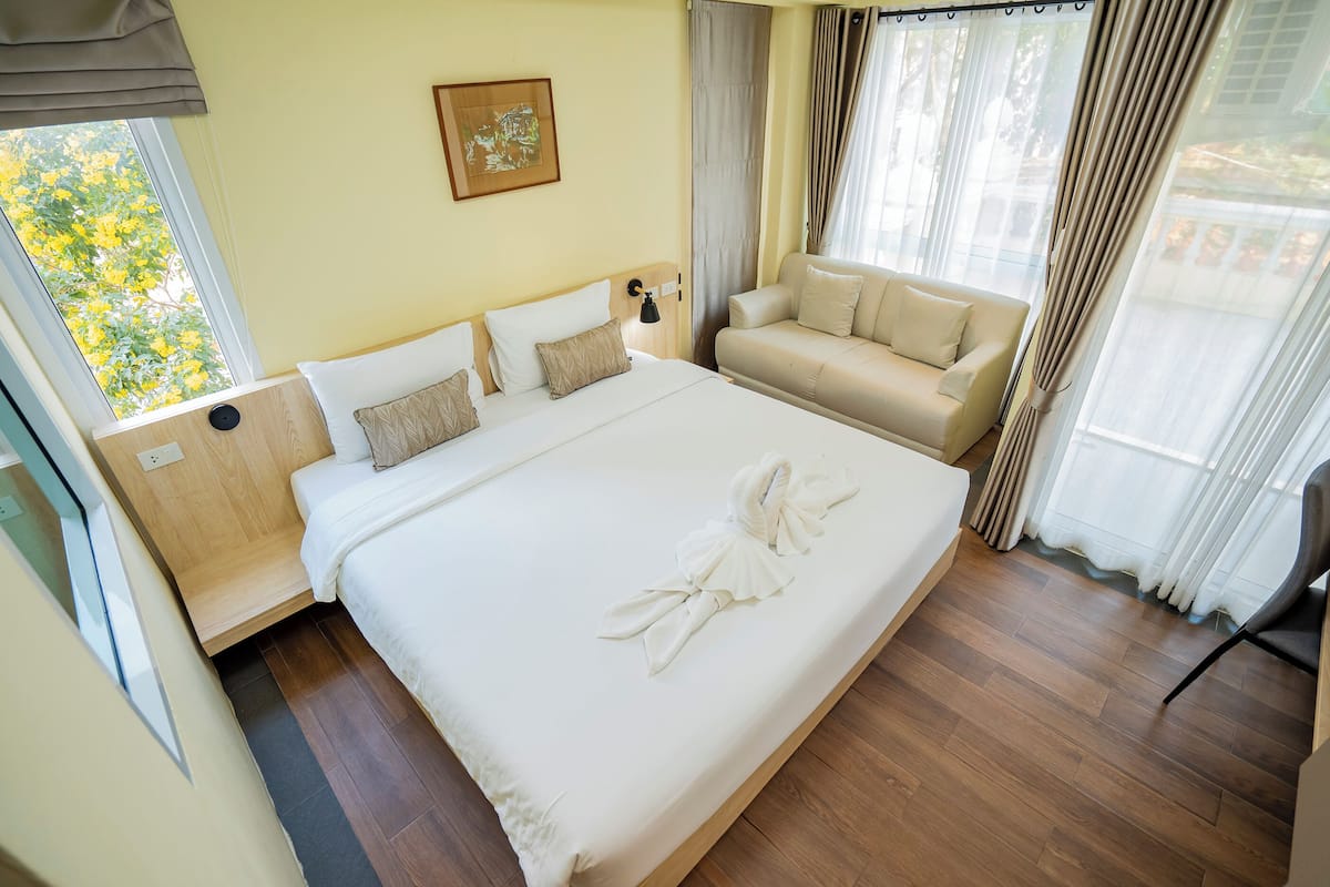 Junior Double Room | Desk, WiFi (free), bed sheets
