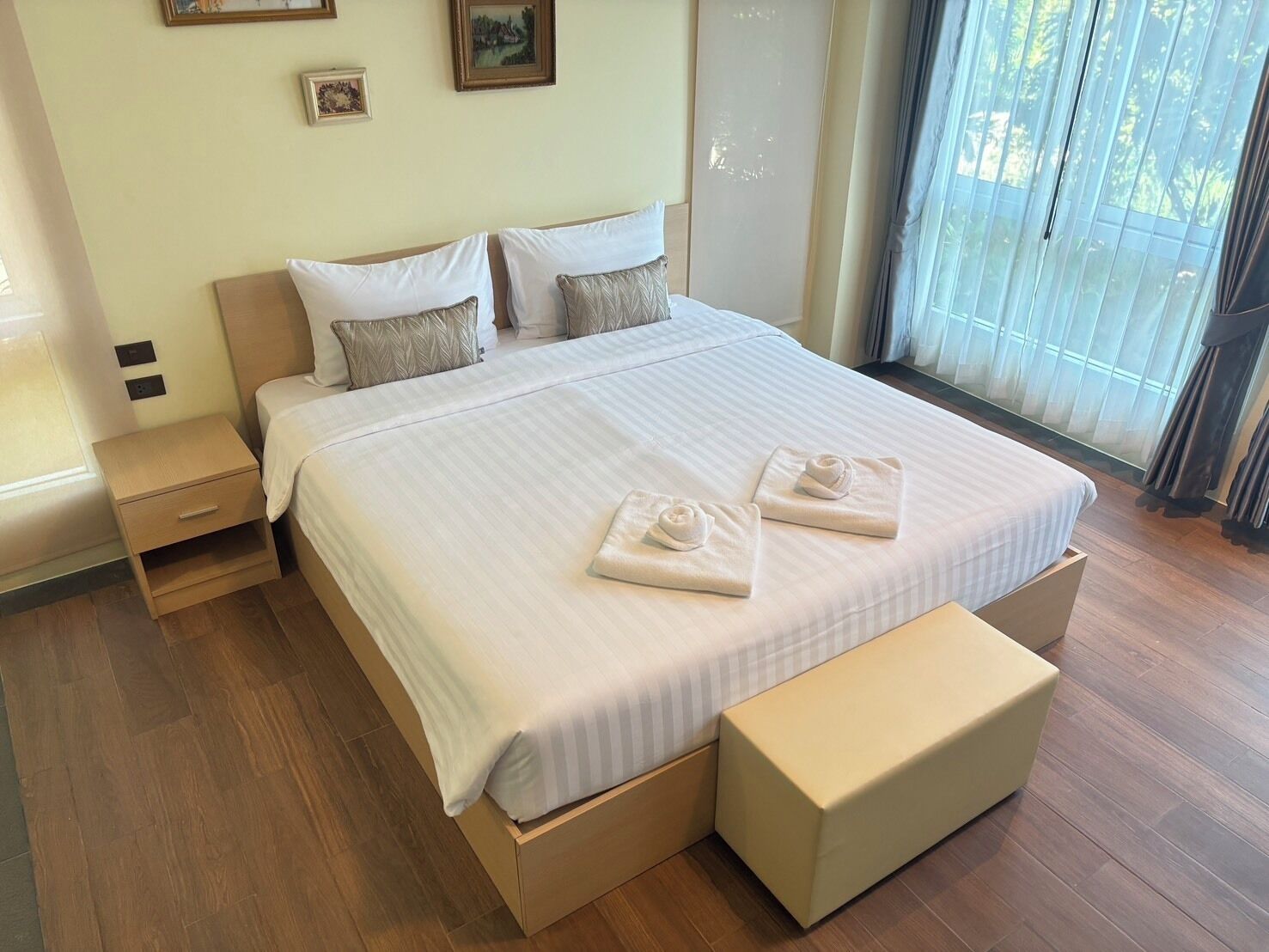 Deluxe Double Room | Desk, free WiFi, bed sheets