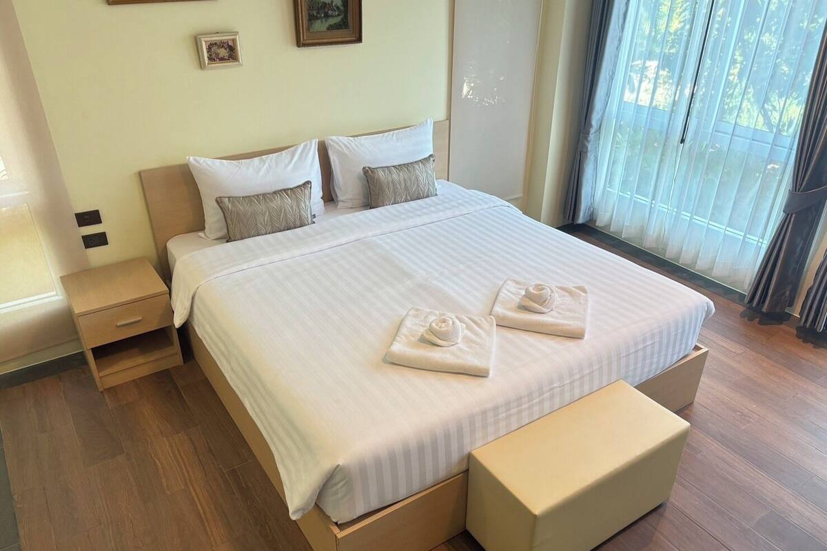 Deluxe Double Room | Desk, WiFi (free), bed sheets