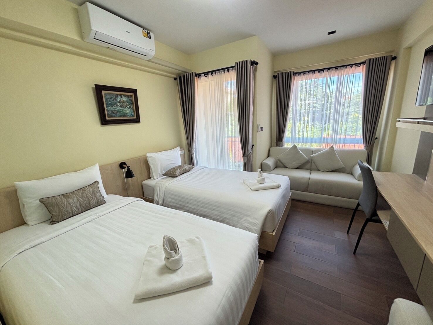 Junior Twin Room | Desk, free WiFi, bed sheets