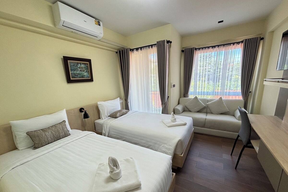 Junior Twin Room | Desk, WiFi (free), bed sheets