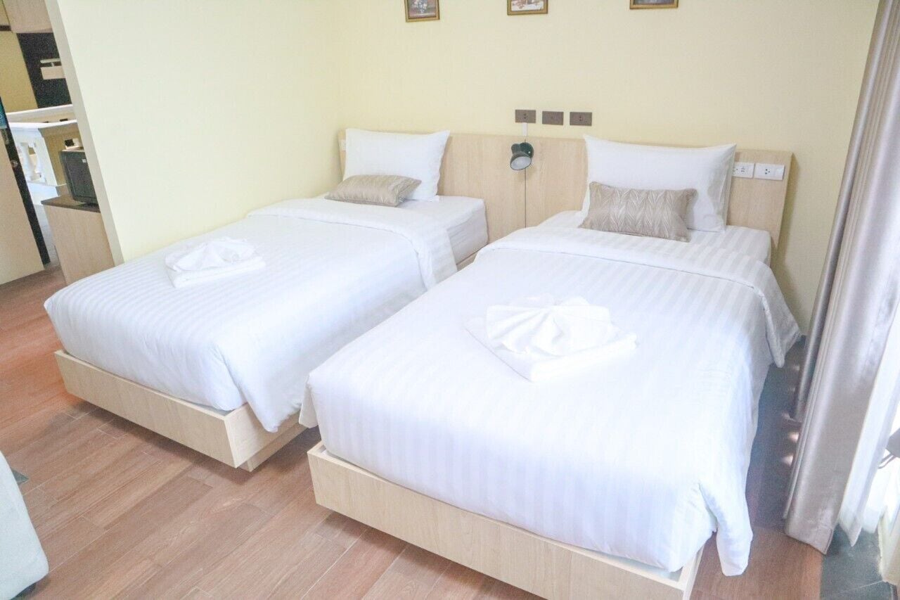 华丽双床房 | 办公桌、免费 WiFi、床单