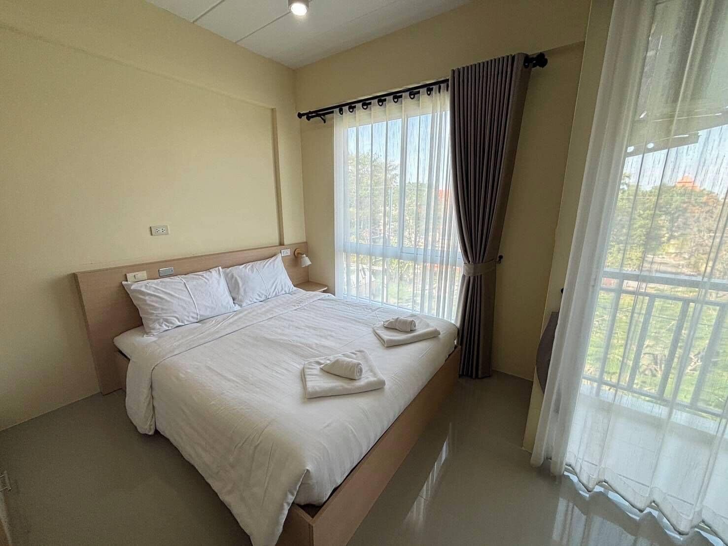 标准房 | 办公桌、免费 WiFi、床单