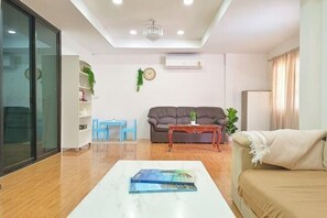 Living area - Retreat House 81 - BTS Onnut (Bangkok)