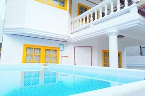 Outdoor pool - Retreat House 81 - BTS Onnut (Bangkok)