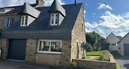 Maison bretonne en bord de mer au sein de la baie de Saint-Brieuc
A 300m du GR34