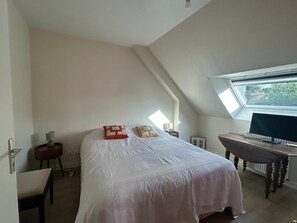 3 bedrooms, iron/ironing board, bed sheets, wheelchair access