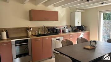 Een koelkast, een magnetron, een oven, een kookplaat