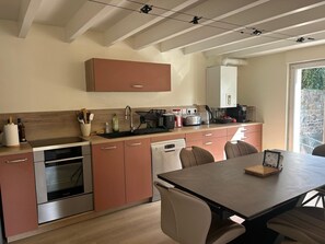 ثلاجة، ميكروويف، فرن، موقد طهي مسطح