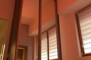 Cribs/infant beds