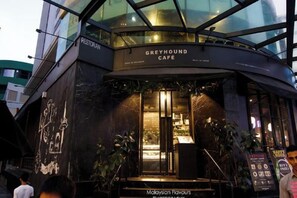 A restaurant with a glass facade and a sign indicating it serves Malaysian flavors. - Axon Residence Kuala Lumpur By Luxury Suites (Kuala Lumpur)