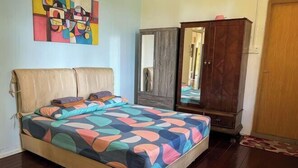 A bedroom with a bed, a wardrobe, and a mirror. - Ayana Homestay (Labuan)