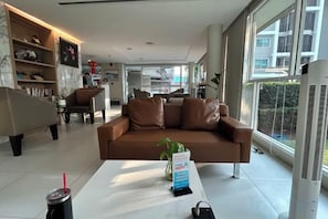 A modern living room with a sofa, a coffee table, and a large window. - Peaceful Stay @MT Khlong Luang (Khlong Luang)
