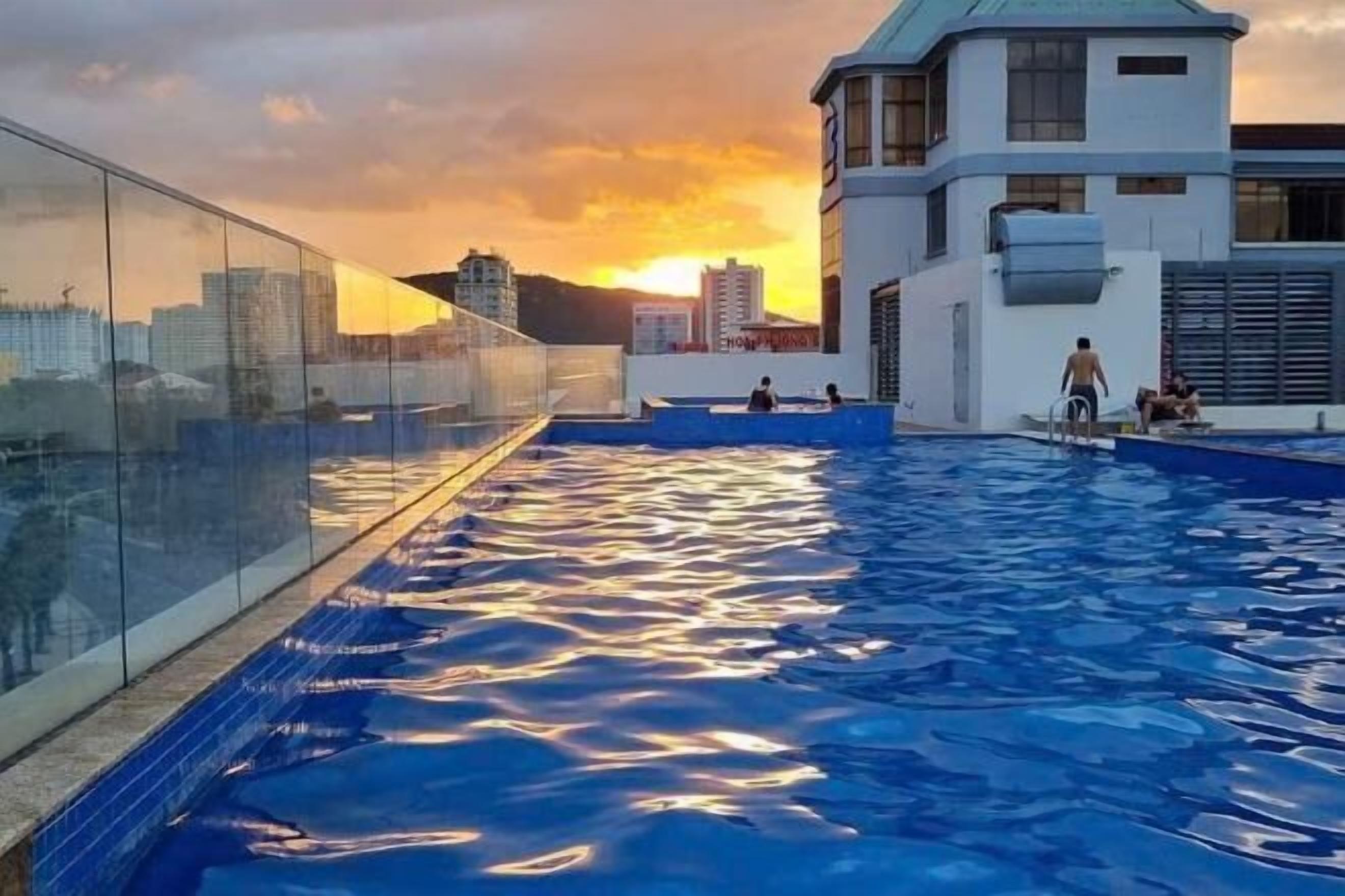 Hồ bơi ngoài trời