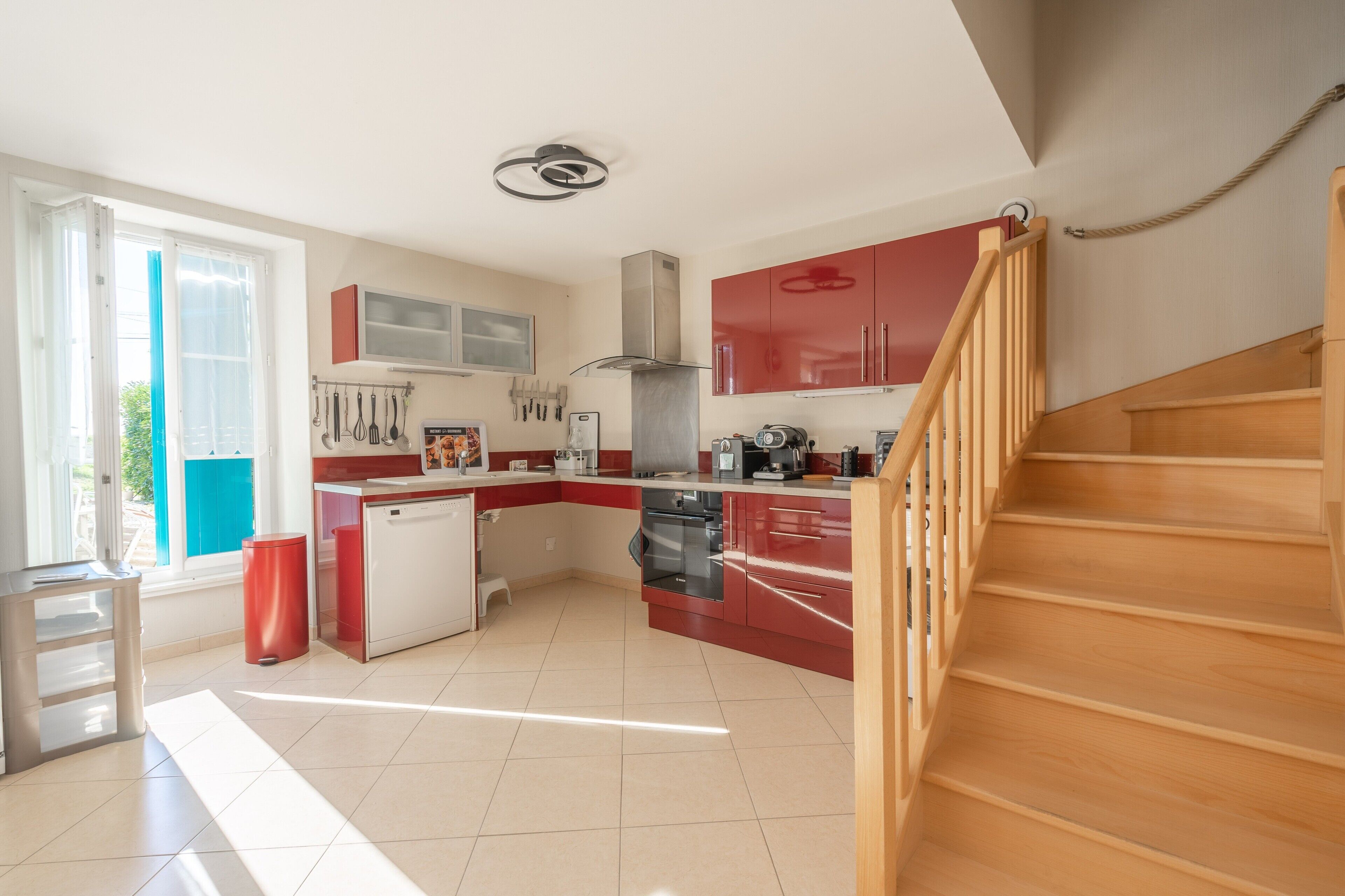 Køleskab, mikrobølgeovn, ovn, kogeplade