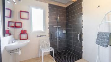 Douche, sèche-cheveux