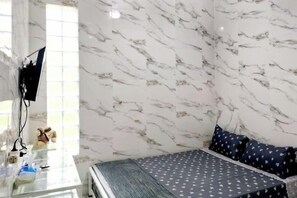 A room with a bed, a glass table, and a window. - TwoSpaces Living at Arfina Residence Syariah, Lamongan (Paciran)