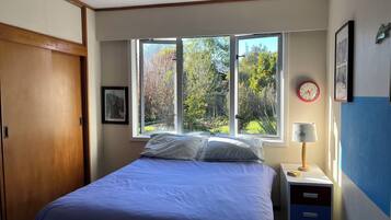 Iron/ironing board, internet, bed sheets