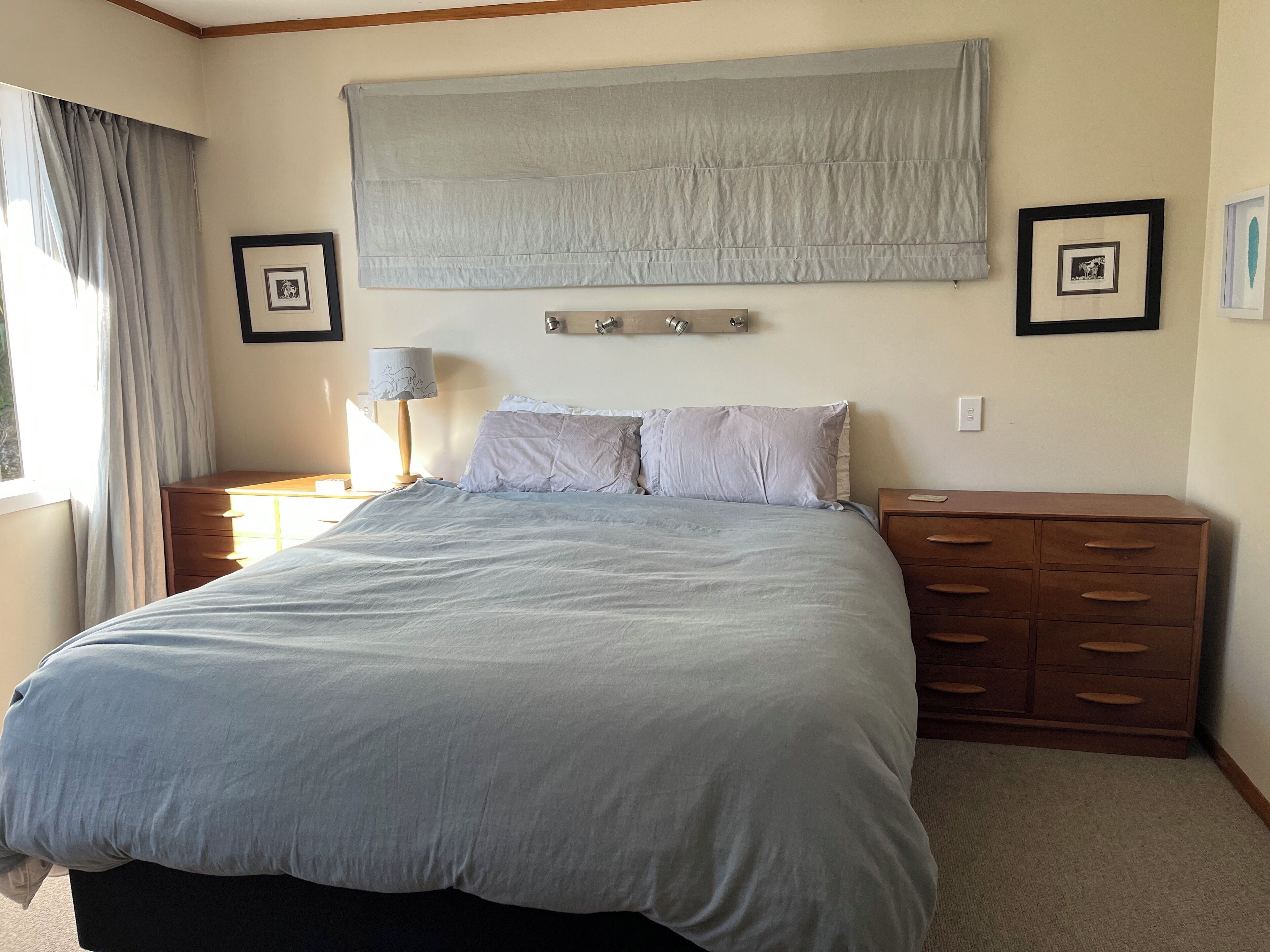 4 bedrooms, iron/ironing board, internet, bed sheets