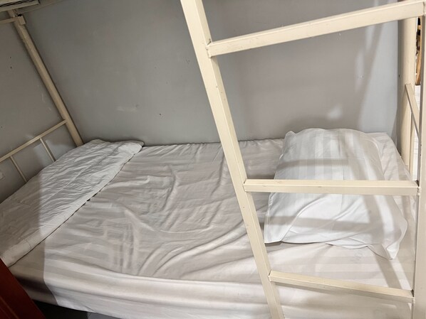Dormitorio compartido, balcón, vista a la ciudad | Wifi gratis