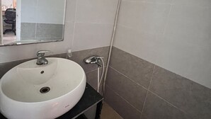 Romantic Shared Dormitory, Park View | Bathroom - An Nam Corner- Hostel (Ho Chi Minh City)
