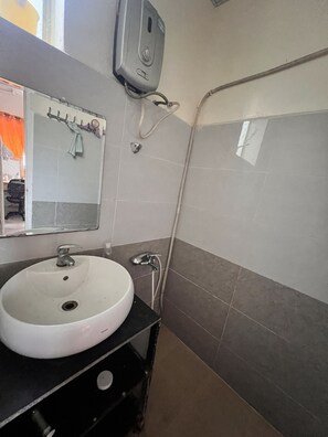 Romantic Shared Dormitory, Park View | Bathroom - An Nam Corner- Hostel (Ho Chi Minh City)