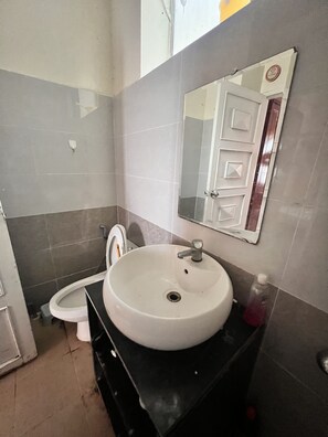 Dortoir Partagé, vue parc | Salle de bain