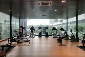 A gym with treadmills, stationary bikes, and elliptical machines. - 2&3BR Family Suite Nr Sunway Velocity & LRT Maluri (Kuala Lumpur)