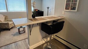 A compact living space with a kitchenette, a dining area, and a seating area. - Nice 2-bedroom apartment in Anchorage (Anchorage)